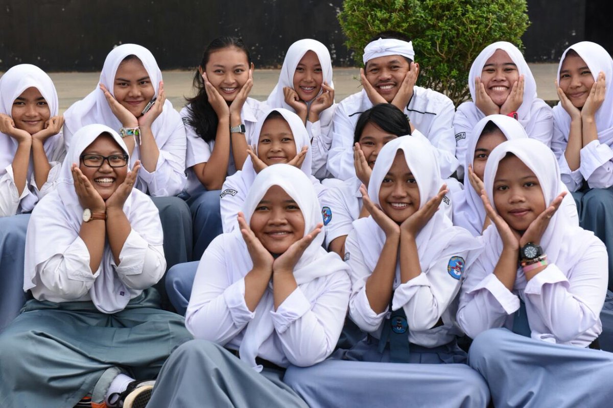 Selamat buat generasiku, lulus Ujian Nasional bukanlah segalanya. Tetap semangat!!