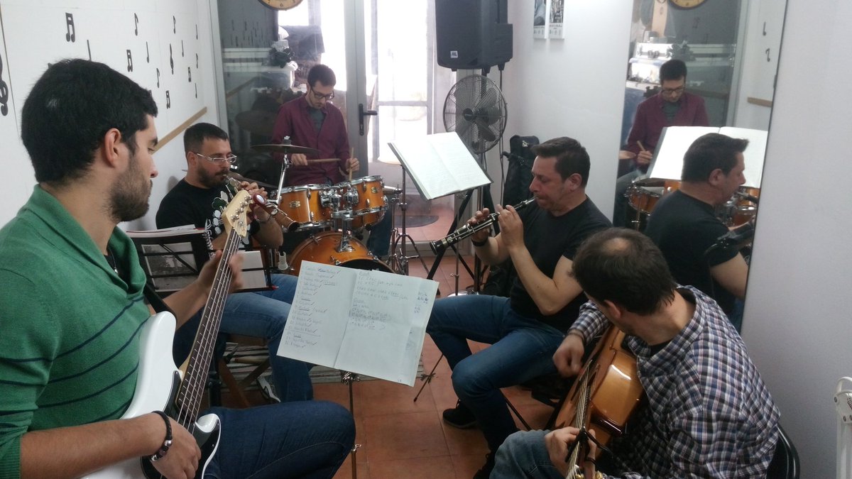 TierraAntigua1's tweet photo. Día de ensayo y preparando el conciero del día 14 en Curiel de Duero. Esto suena muuu superior!! ;) https://t.co/27Xnwgpu3j
