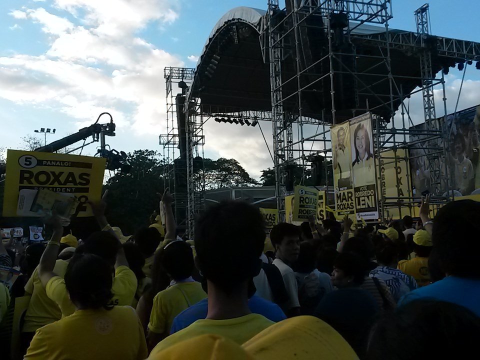 IvanAtHome's tweet photo. Here we stand. We proud. We decent. We Liberals. #RoxasNa. #PHVoteRoxaa #LeniIsMyVP https://t.co/uunNDApu2q