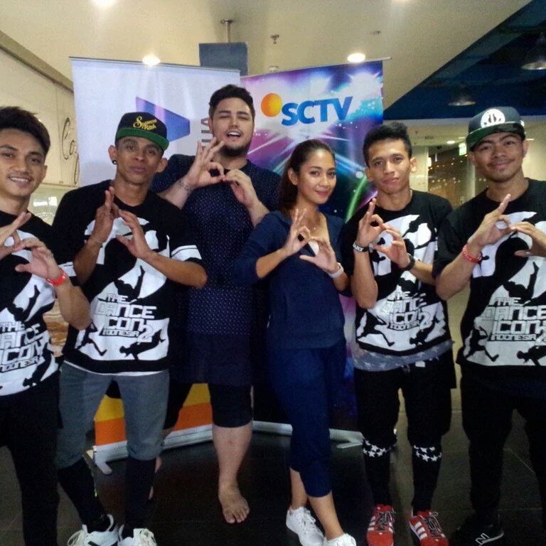 DKLovers_SGP's tweet photo. Saksikan @dindakirana304 berkolaborasi with #ButonStopCrew &amp; ivan gunawan di #TheDanceIcon2 besok pkl 12:30. @SCTV_ https://t.co/eZ3DFMMxCT