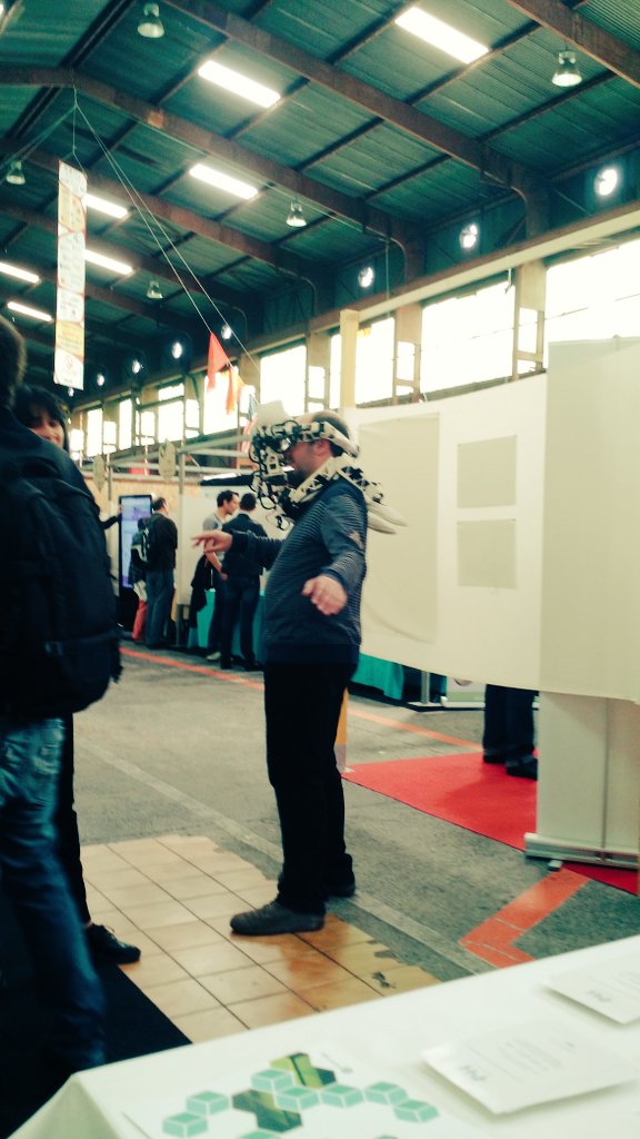 ph_innovation's tweet photo. #fablabfest attention #Poppy fait aussi des câlins ! https://t.co/G27hv1f0eL