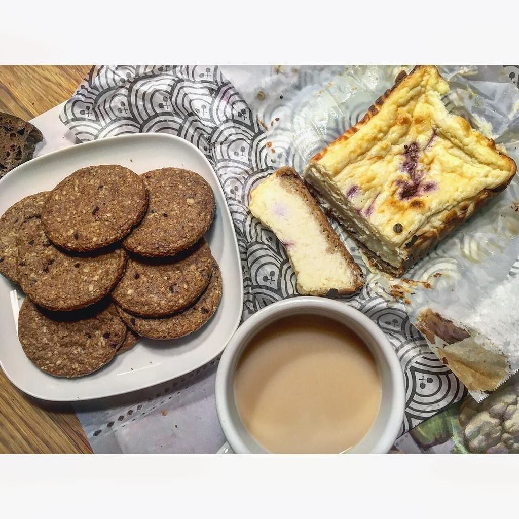 Tarta de queso de <a href="/homecake_es/">homecake.es</a>, galletas de avena y Chai latte. 
#lilililiiiii