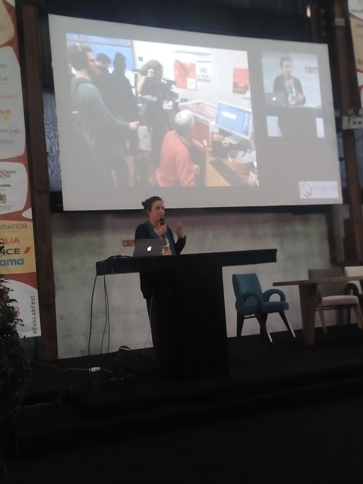 Ubuntusway's tweet photo. @CamilleBosque #FabPhD, ça tweet pendant la présentation de Camille https://t.co/TVHp2goEwV