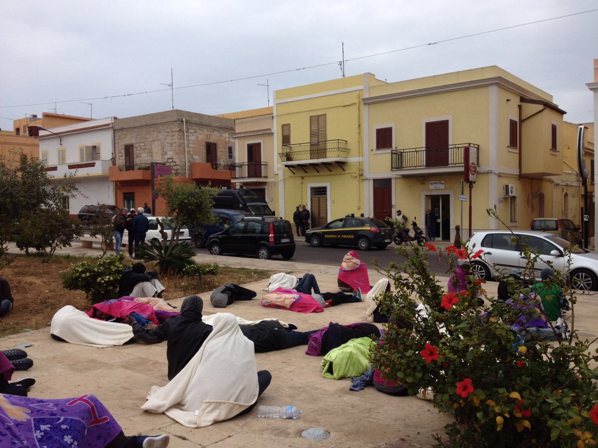MeltingPotEU's tweet photo. #Lampedusa protesta rifugiati in sciopero fame e sete #hotspot = prigione, no alle impronte https://t.co/e6Z1knEMf7 https://t.co/XxT9w1rYNo