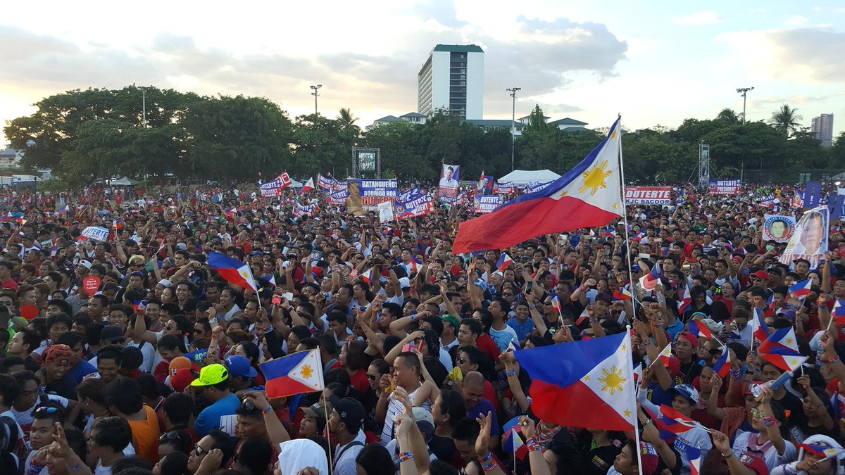 piaranada's tweet photo. Psupt Albert Barot of Manila police says Duterte supporters in Luneta now number 300,000. #PHVoteDuterte # https://t.co/3YcEt6dN4O