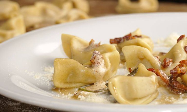 Cerea-Bombana. I più famosi chef bergamaschi onorano i casoncelli, che compiono gli anni identitagolose.it/sito/it/216/14…