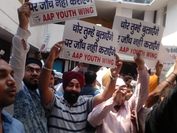 pritpal2068's tweet photo. शायद साहिब-ए-वक़्त का हुक्म था कि देखते ही जेल में डाल दो? आखिर सोनिया जी को क्यों बच रहे हो मोदी जी https://t.co/bU66rvL5H7
