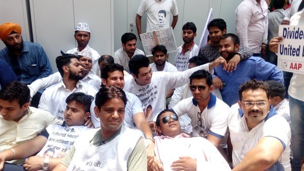 pritpal2068's tweet photo. शायद साहिब-ए-वक़्त का हुक्म था कि देखते ही जेल में डाल दो? आखिर सोनिया जी को क्यों बच रहे हो मोदी जी https://t.co/bU66rvL5H7