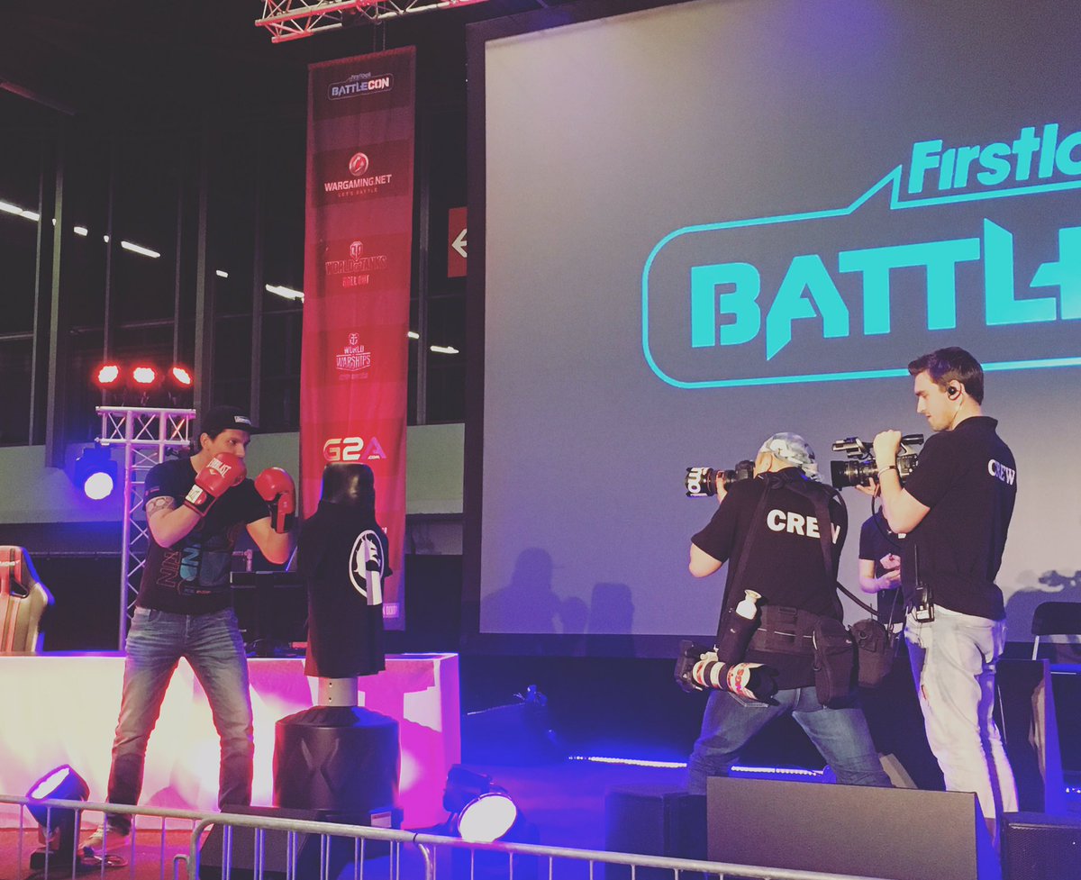 Beauwiiii's tweet photo. Trots op mijn maat @Cloudwelbedacht! Winnaar Mortal kombat op de #firstlookbattlecon! https://t.co/UNjXNr7RyJ