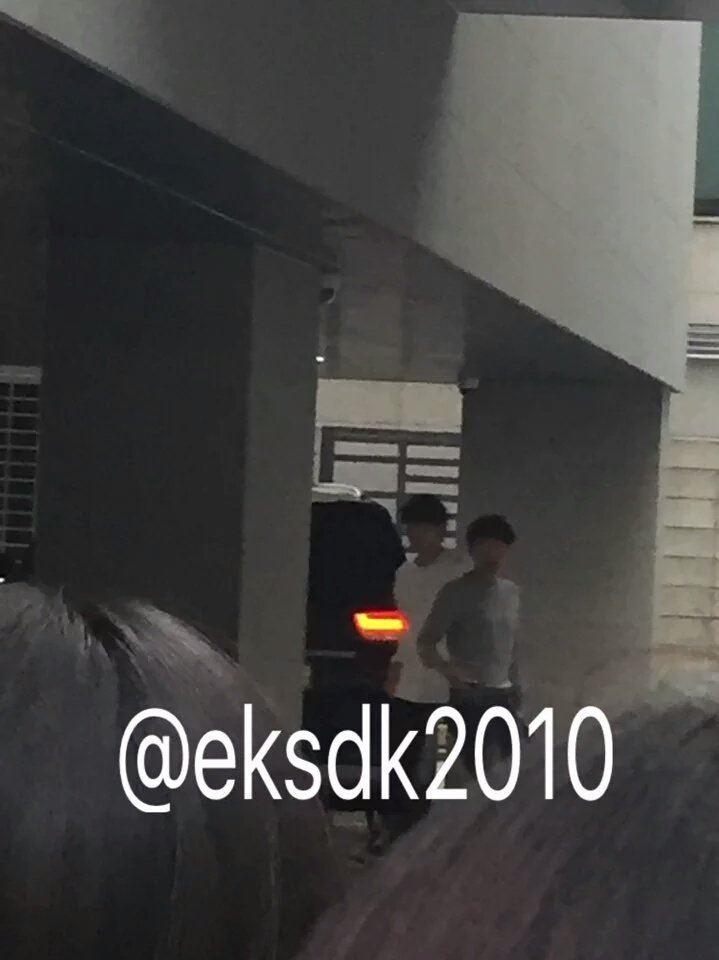 nwhbaby91's tweet photo. WOOHYUN ARRIVED AT WOOLLIM BUILDING 😍😍😍😱😱 https://t.co/ZFn4qpVeRB