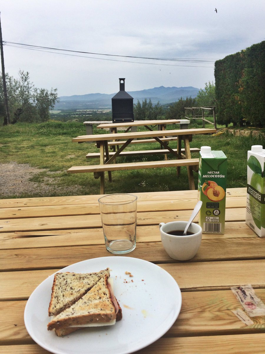 LClavero10's tweet photo. Bon dia!!!🏀🙌🏼👌🏼😍💪🏼☕️🍪 #f4Copa #AlmedaInBanyoles https://t.co/kfMHxk62GW