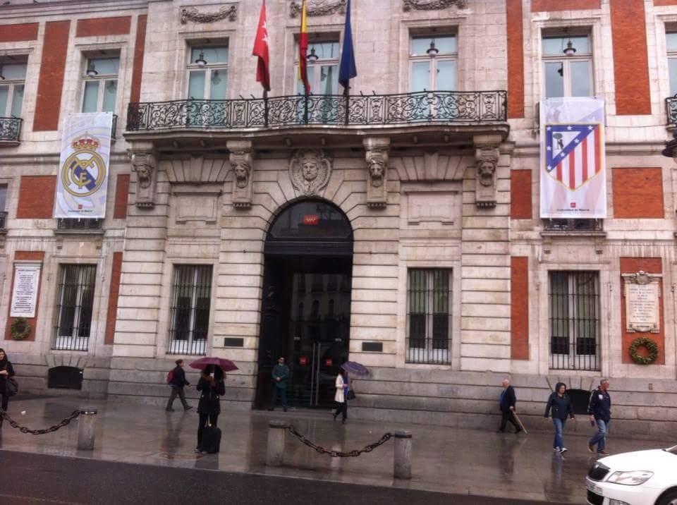 SAZPACO's tweet photo. Así luce la puerta del sol en Madrid...Aúpa aleti.. https://t.co/WX8d63q1LH