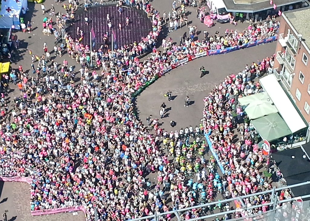 PatrickvHoof's tweet photo. De @ArnhemEusebius is gewoon open!  #girogelderland vlak voor de start https://t.co/rteYwwzpcE