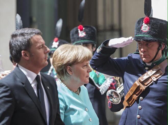 joedegio's tweet photo. @MATTE0_RENZl "Eh no, mi spiace: per entrare devi essere alta così."
#Merkel #Renzi #PalazzoChigièunparcogiochi https://t.co/iixjD6FKoe