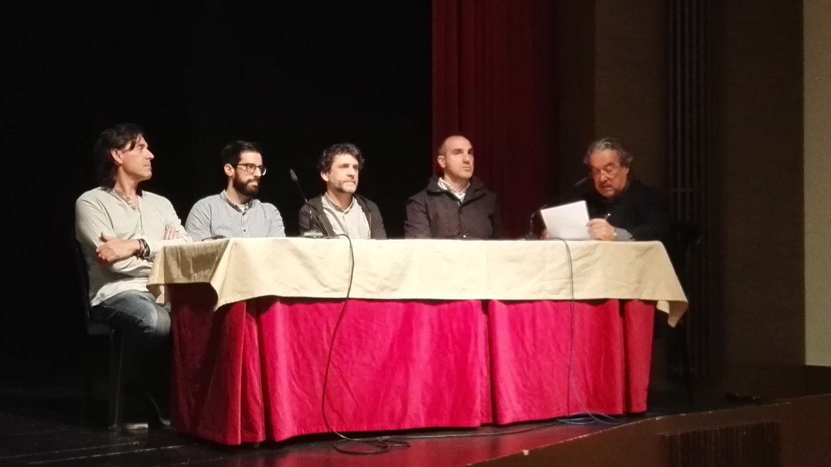 LletresFalleres's tweet photo. El disseny d'autor al Llibret protagonista a la taula de la #MostraLlibrets #falles #gandia #llibret #disseny https://t.co/oEuxBwhEwN
