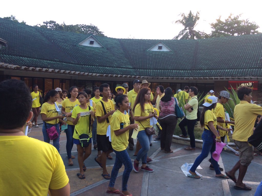 am_malaya's tweet photo. Nakarating na din! Me and my fellow yellow warriors for #RoxasRobredo! Umpisa pa lang yan. MAR ROXAS NATION https://t.co/9sqwWrgHP6