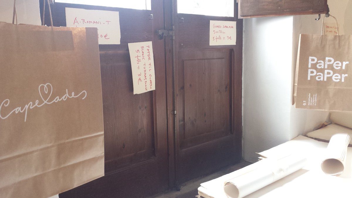 CarlesCuerva's tweet image. Al mercat #paperpaper del @mmp_capellades , papers del món, originals i tallers! #capelladinament #capellades