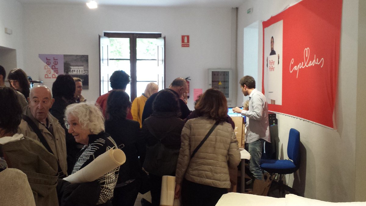 CarlesCuerva's tweet image. Al mercat #paperpaper del @mmp_capellades , papers del món, originals i tallers! #capelladinament #capellades