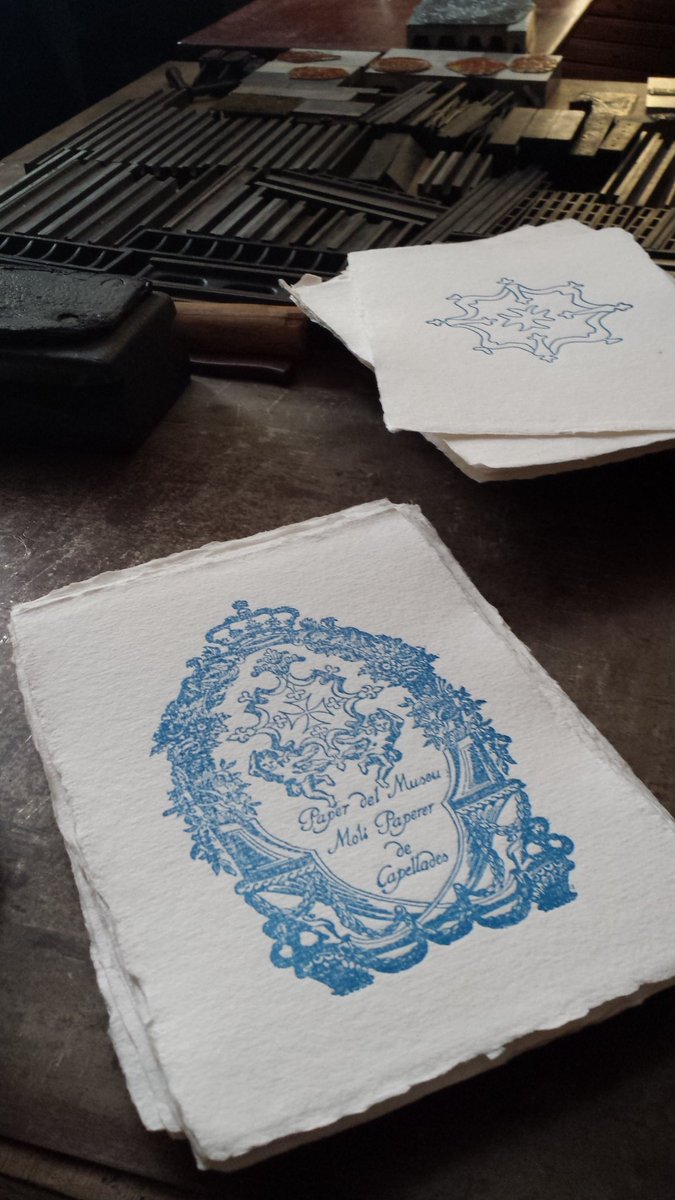 CarlesCuerva's tweet image. Al mercat #paperpaper del @mmp_capellades , papers del món, originals i tallers! #capelladinament #capellades