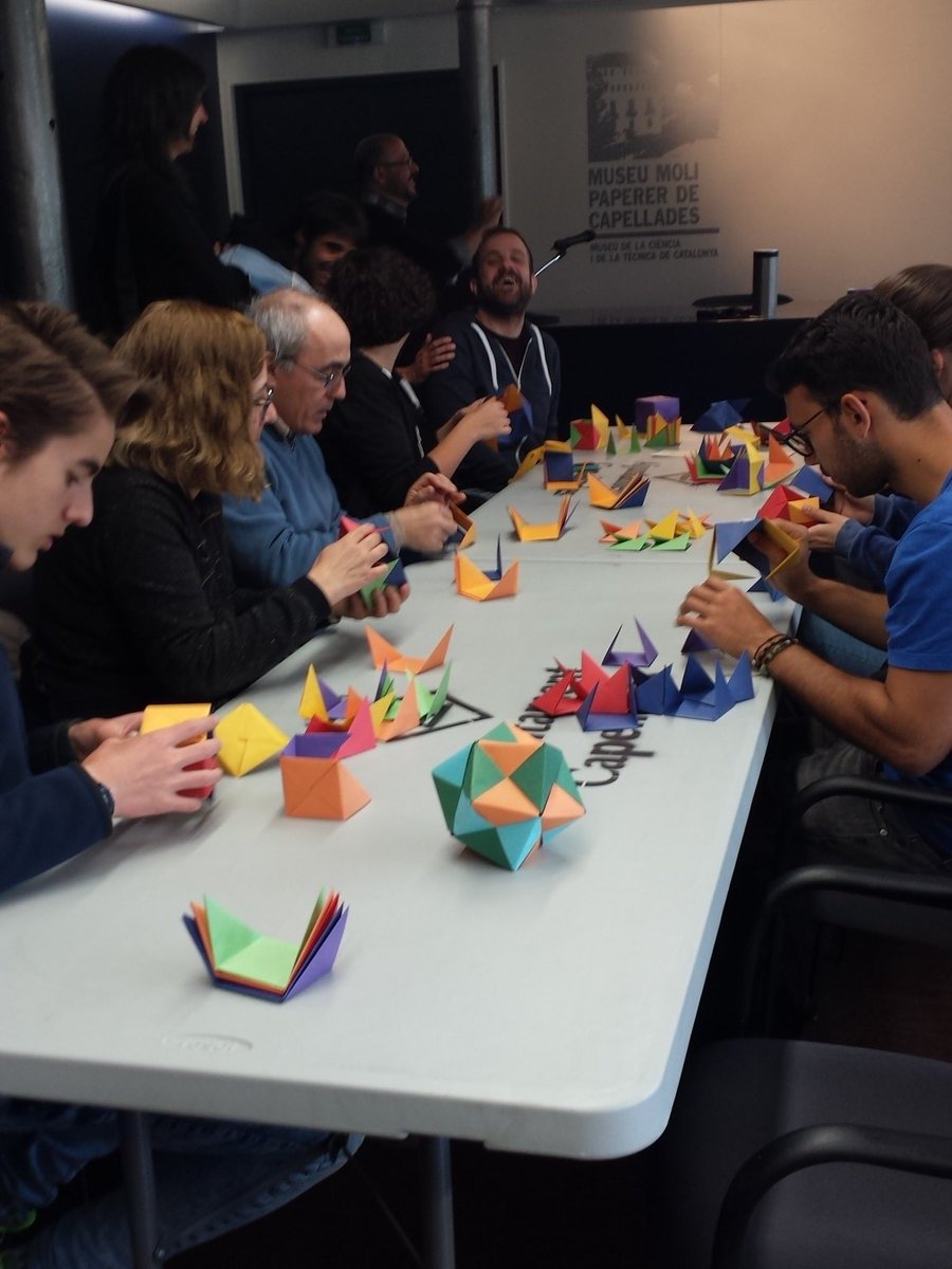 CarlesCuerva's tweet image. Al mercat #paperpaper del @mmp_capellades , papers del món, originals i tallers! #capelladinament #capellades