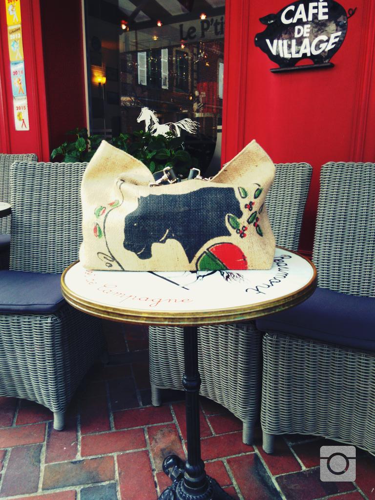 potagerdesfees's tweet photo. #weekend #normandy #upcycling #burlapcoffeebag #upcycledbag https://t.co/O842W9jajP https://t.co/UdgsAjIWfv