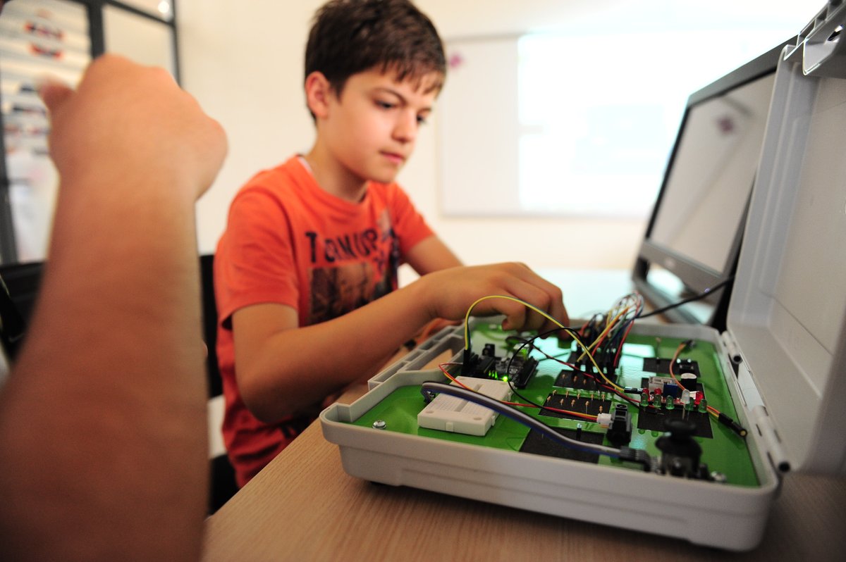 tedadanakoleji's tweet photo. #TEDMAKERS Arduino Atölyesinde katılımcılar Doç. @DrSelcukOzdemir ile mühendisliğe giriş yapıyorlar #durmayap https://t.co/NTuZWu1BBj