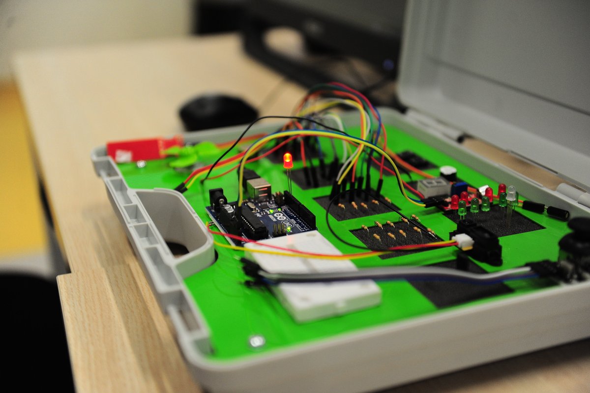 tedadanakoleji's tweet photo. #TEDMAKERS Arduino Atölyesinde katılımcılar Doç. @DrSelcukOzdemir ile mühendisliğe giriş yapıyorlar #durmayap https://t.co/NTuZWu1BBj