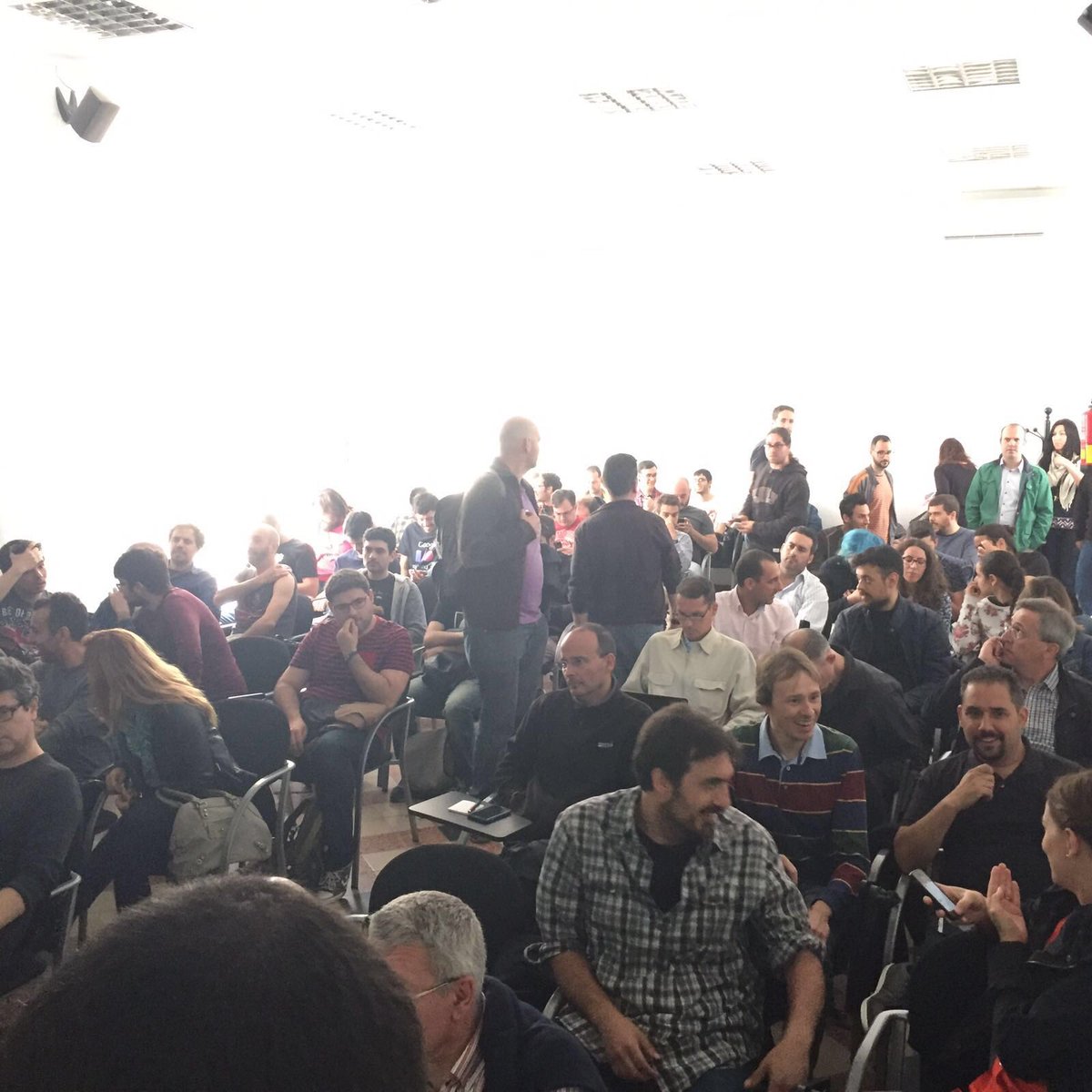 centrologic_es's tweet image. Lleno total en #opensouthcode Bernardo Ronquillo hablando de #Robotica Social y eseña prototipo IO @OpenSouthCode