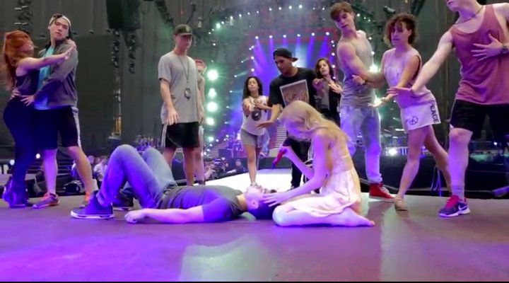 TheAgencyBR's tweet photo. Fotos inéditas dos ensaios da RED Tour: https://t.co/XWCQ6YiYNV