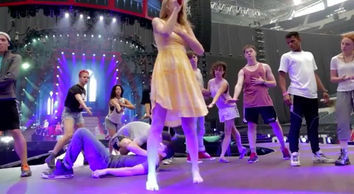 TheAgencyBR's tweet photo. Fotos inéditas dos ensaios da RED Tour: https://t.co/XWCQ6YiYNV