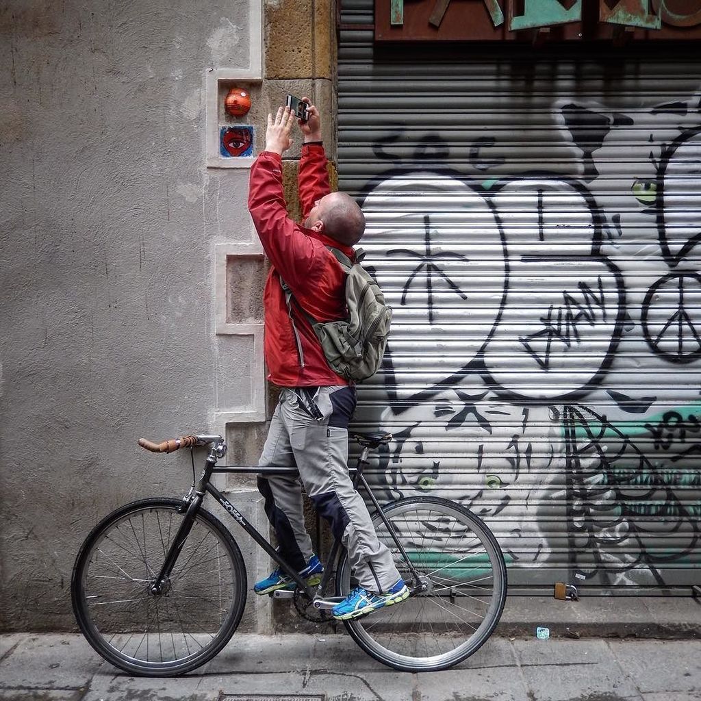 StArtEverywhere's tweet photo. Una turista me hizo esta foto ayer...😂 El cazador cazado. #barhellona #streetartbarcelona @foffabikes #foffafamily … https://t.co/VZlCaH1mX7
