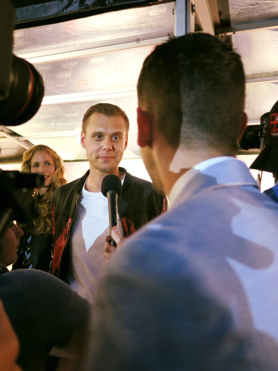 Gisteren spraken we <a href="/arminvanbuuren/">Armin van Buuren</a> op de rode loper op #première van zijn @ArminOnly show! Binnenkort op smashtv.nl