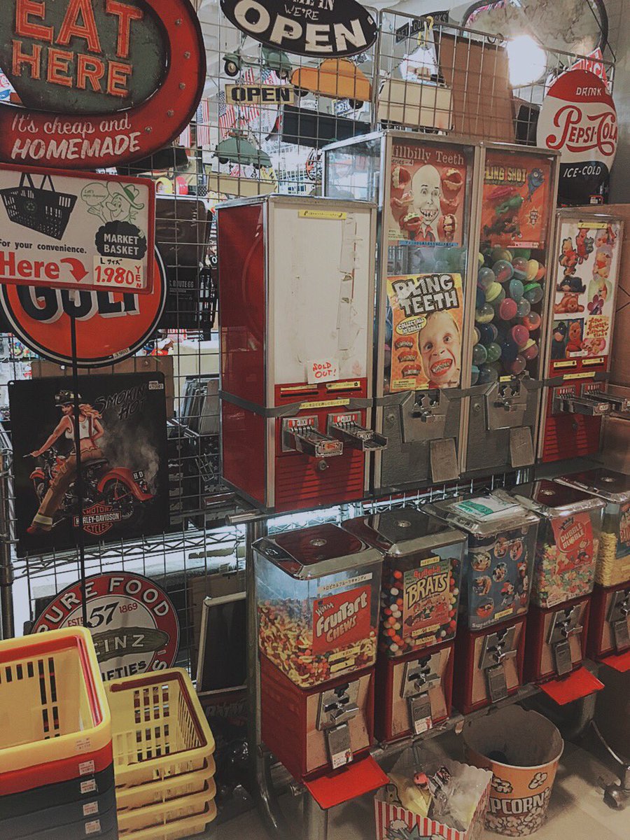 AMomoreon's tweet photo. 名古屋の大須にいってきました〜〜
大好きな古着屋さんでヒトメボレちゃんも買えて満足な1日だったよ🍒🚺
トルコアイスの外人さんハイタッチしてくれなかったけどね😂
#お洒落さんと繋がりたい
#大須
#カメレオンmoMo
#mixcode https://t.co/3wFD7pMQCO