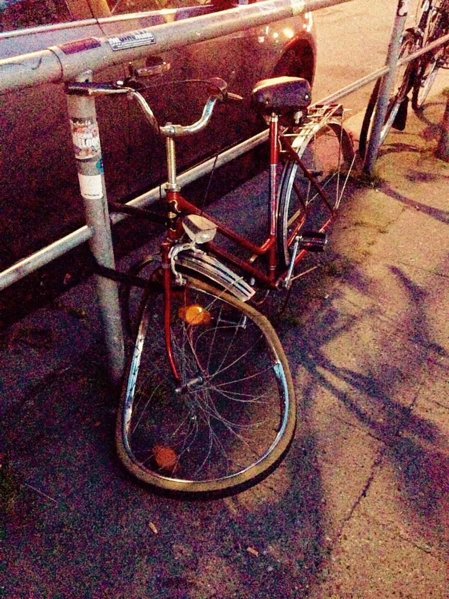 StutzmannPeter's tweet photo. Fahrrad zur Simulation von Trunkenheit am Steuer. Die Dinger stehen hier an jeder Ecke. #Fahrrad https://t.co/9OQjTiyRjJ