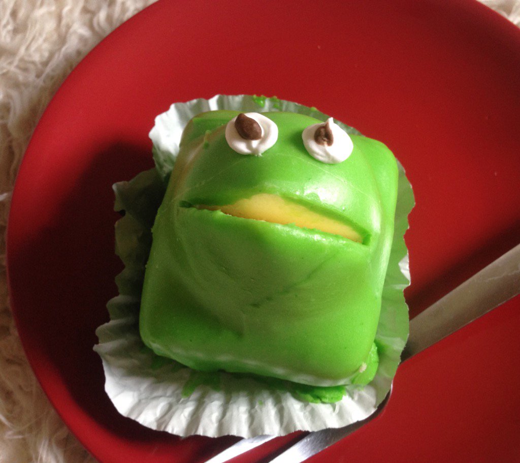 sandra_actress's tweet photo. Continuing #nodietday with #gorgeouscake celebrations thanks to @ayres_the_baker #frogs #frogcakes https://t.co/TYoqeBRKNS