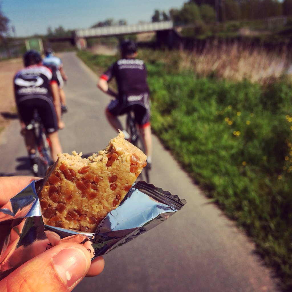 NielsDeTroyer's tweet photo. Nieuwe @EtixxBENELUX sportbar met caramelsmaak testen! Perfecte brandstof voor onderweg. #cycling #vrijweekend https://t.co/Yq1z1vRuPR