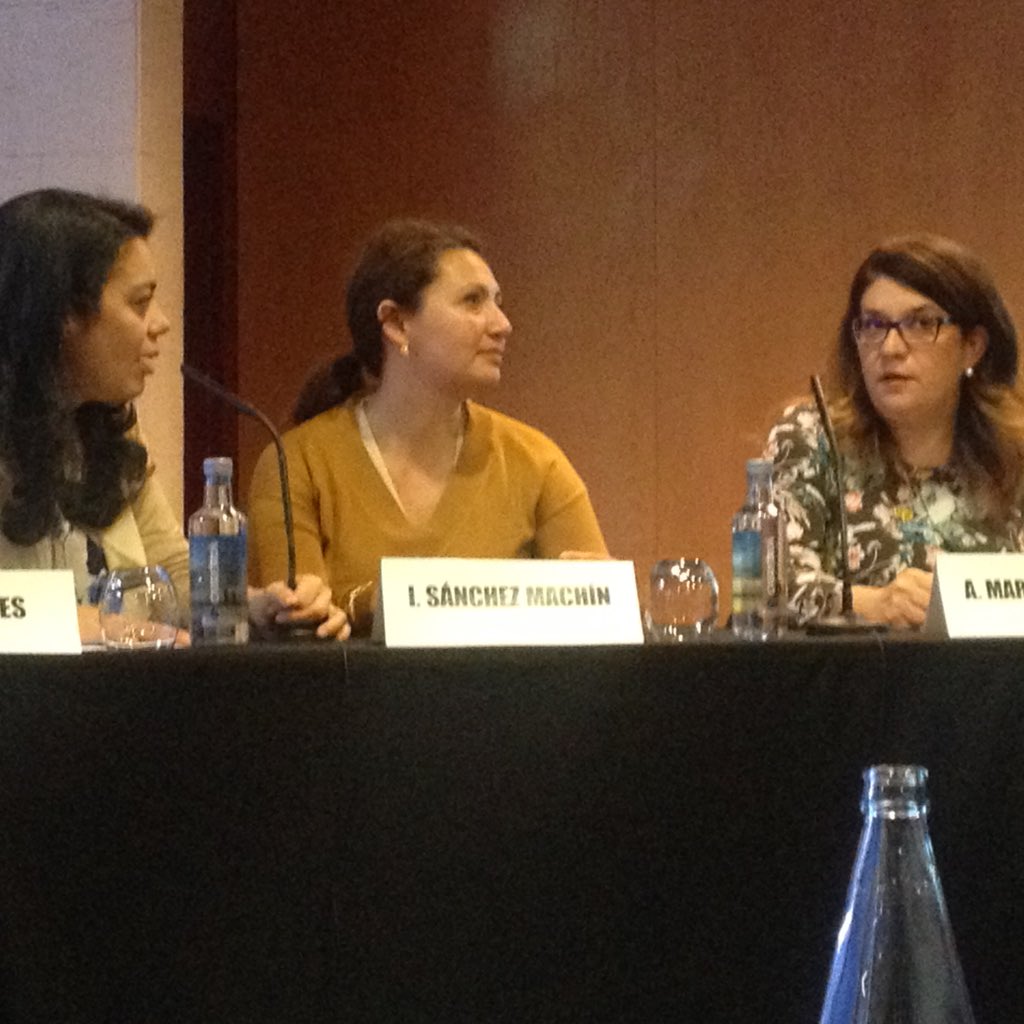 victmath's tweet photo. Dra Martinez Virto, @PalomaPozaG @Macu_Machin en mesa de #HAE en #FAAP2016 @haeday_ES @MaiteCabaMol https://t.co/IPp2D3gRIl