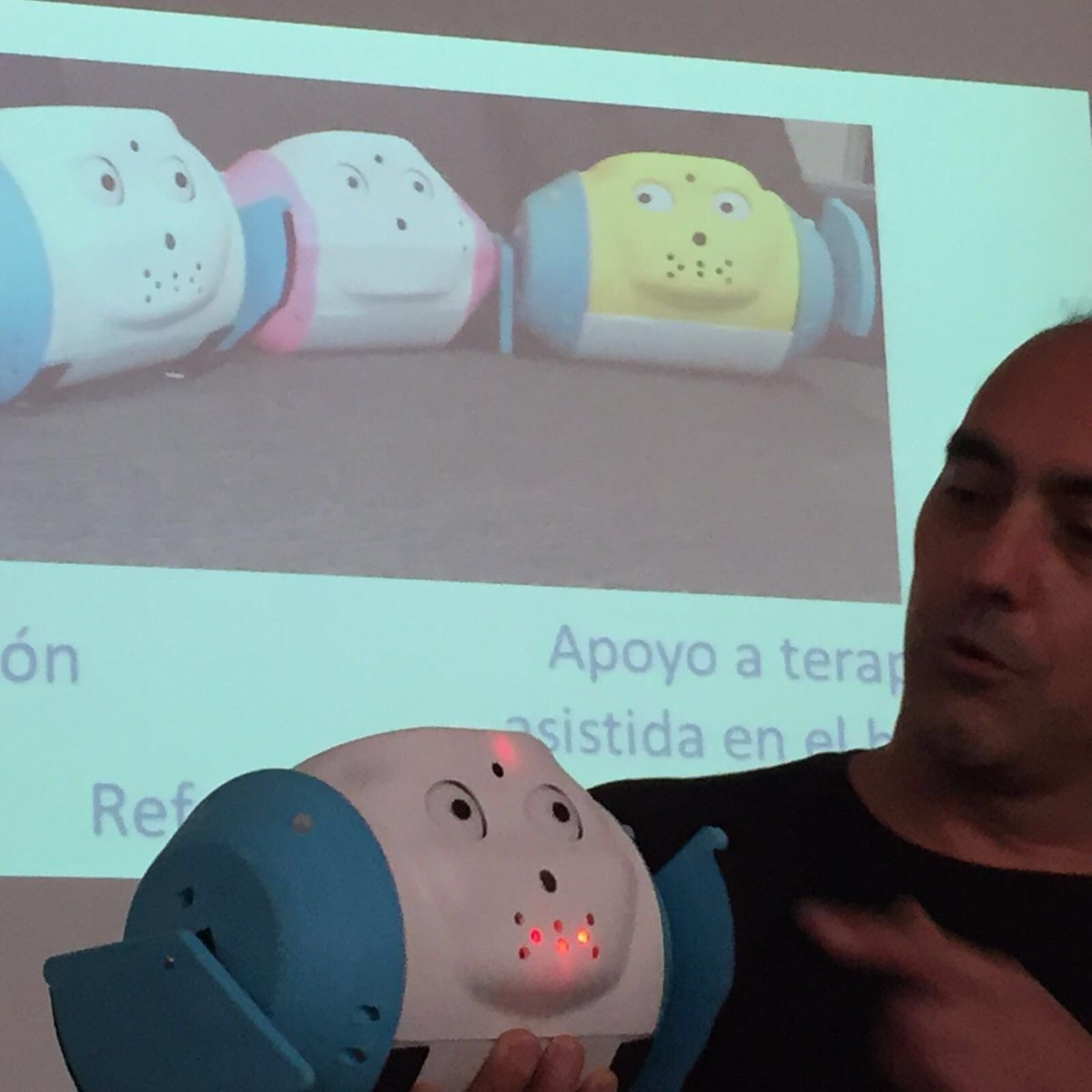 EscarlataGlez's tweet photo. Interesante! Robot Nemo para niños con autismo #matchinglearning #educarmejor #opensouthcode https://t.co/fijMcLG5vb