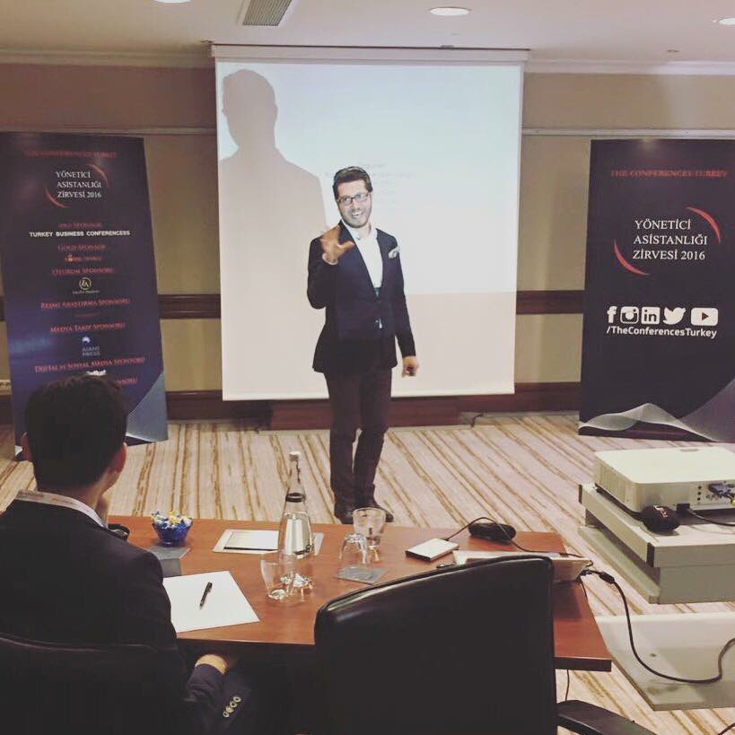 'İletişim, İmaj ve Zarafet' başlıklı interaktif sunumu ile İletişim ve Zarafet Uzmanı Gökhan Dumanlı sahnede...