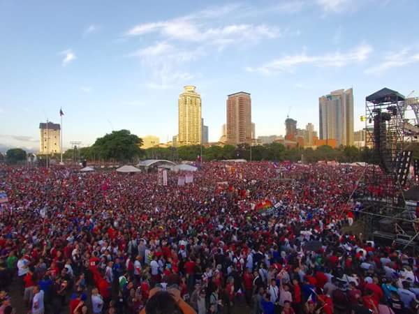 drayce101's tweet photo. People in luneta as of 5:49 pm , combined together, thirst for change. Hoping for brighter Philippines. https://t.co/w4RKOzw79T