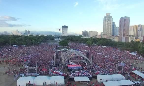 drayce101's tweet photo. People in luneta as of 5:49 pm , combined together, thirst for change. Hoping for brighter Philippines. https://t.co/w4RKOzw79T