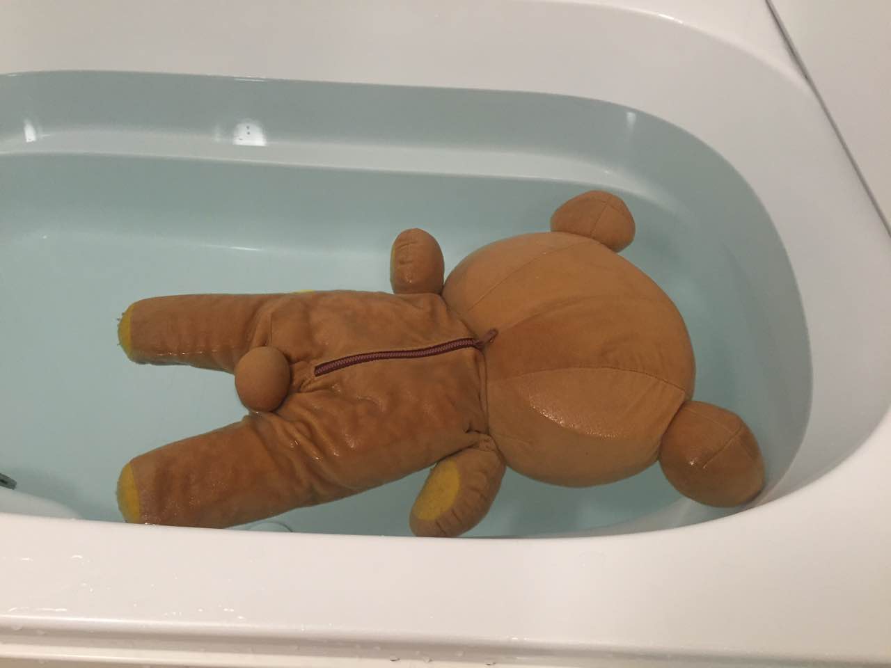 風呂で人形を丸洗いしてたら 非常にヤバい構図にw えのげ 風呂で人形を丸洗いしてたら 非常にヤバい構図にw えのげ