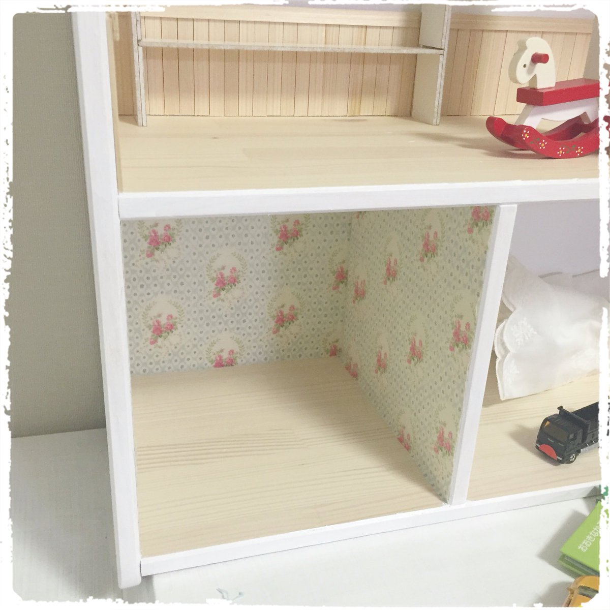 ふゆこ 下のお部屋に壁紙 布 貼りました 布が足らなかったという D まだ同じ柄売ってるかな ちなみに ドールハウスは息子達に占拠されてます 二人が飽きるの待って私の物とする 予定