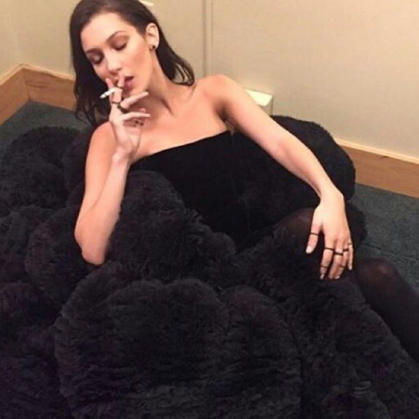 bellaheadid's tweet photo. MOOOD 💅🏻 https://t.co/x4mLZN7Y3S