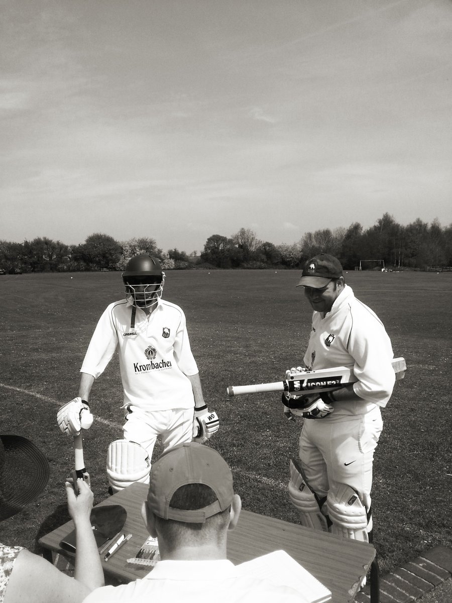 OfficialOldCC's tweet photo. glorious weather today too! #oldcc #cricket #greyscalefilterforblue https://t.co/hekk8cWtwl