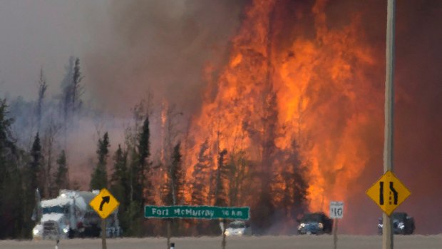 CTVNews's tweet image. Second day of convoy to move wildfire evacuees south from Fort McMurray ow.ly/SA4a3000x4M