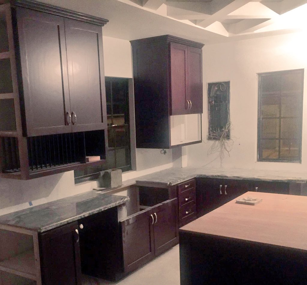 Kavpri22's tweet photo. So happy with how my kitchen is turning out #houseinprogress #cantwaittocookinhere https://t.co/i83mlBoaE4