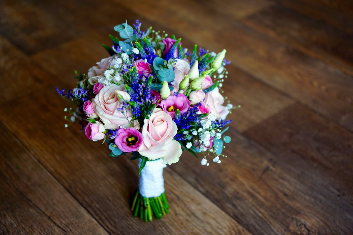 Congratulations to Angela and Steve on their wedding last weekend at <a href="/GardenersEHull/">GardenersCountry Inn</a> 💒💐 thedaisychainflowers.co.uk