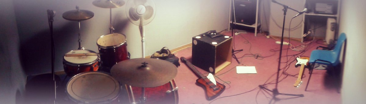 Empezamos a componer nuevo disco!Traemos buenas noticias!!
ATENTOS!
#DiskaBerria #NuevoDisco #NovoDisco #NewDisc