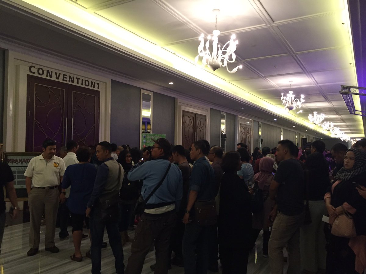 Detik-detik sebelum gate dibuka nih, sebentaaarr lagiii... #ExclusiveConcert #KrakatauReunion2016